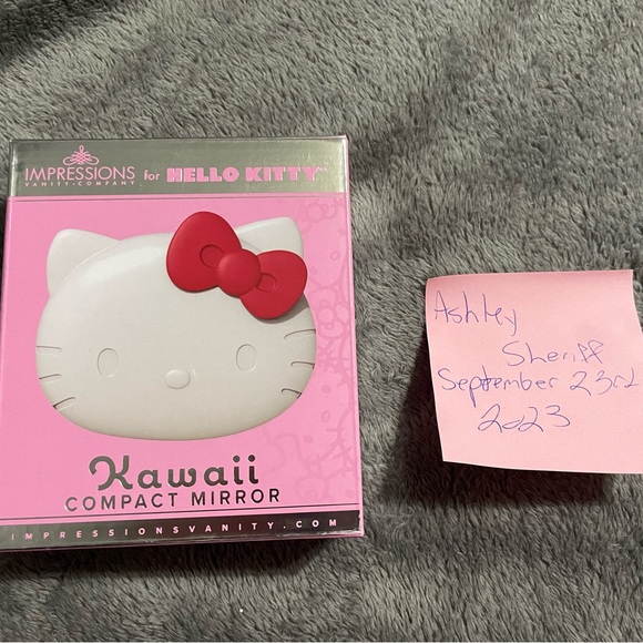Hello Kitty Compact Mirror - Picture 1 of 2